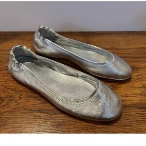 Quince Women’s On-the-Go Italian Leather Ballet Flats – Silver – Size 9 Chic